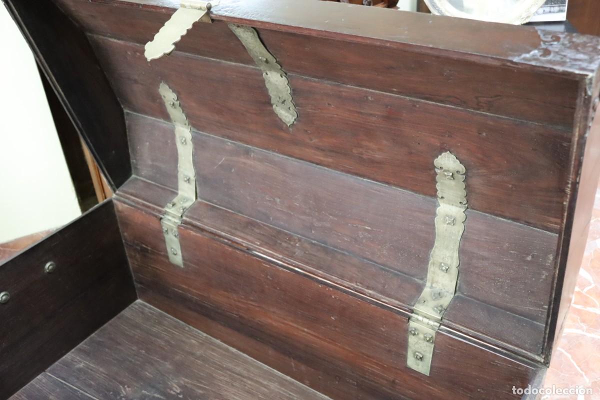 Antig&uuml;edades: Arc&oacute;n de madera ebonizada con herrajes y cantoneras de plata - Foto 9