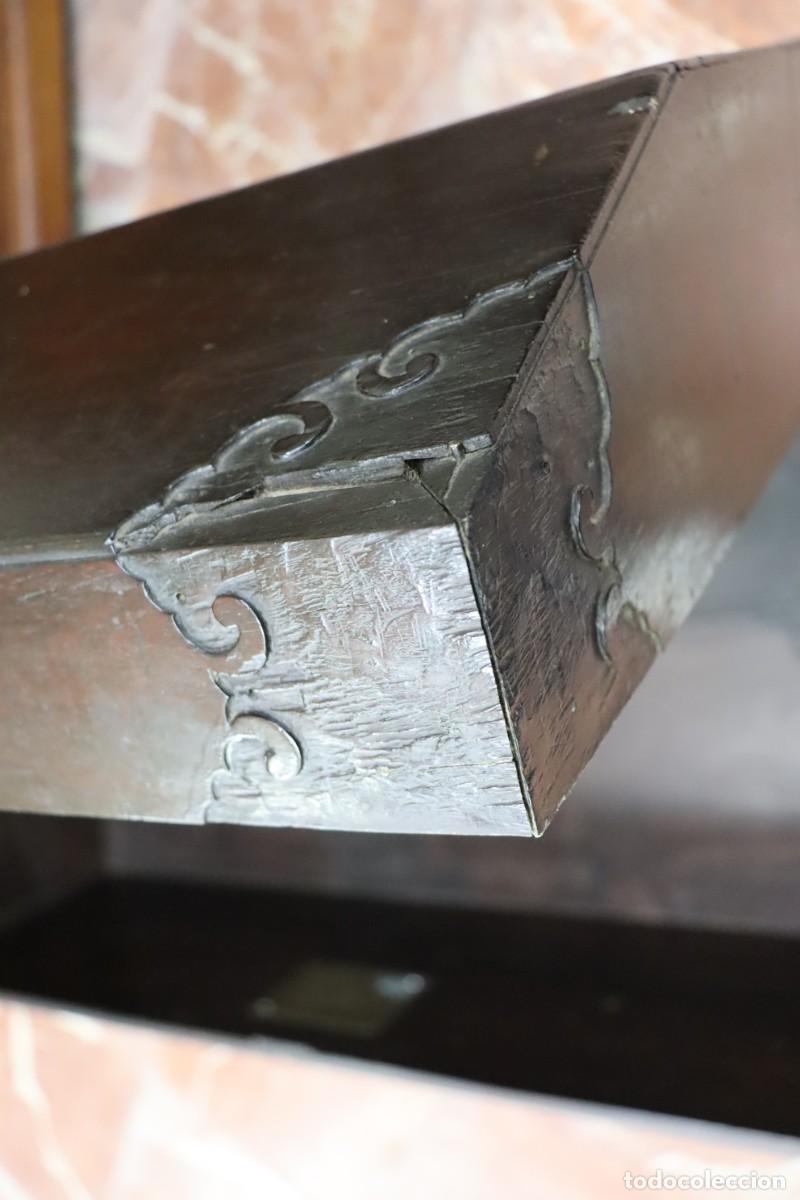 Antig&uuml;edades: Arc&oacute;n de madera ebonizada con herrajes y cantoneras de plata - Foto 10