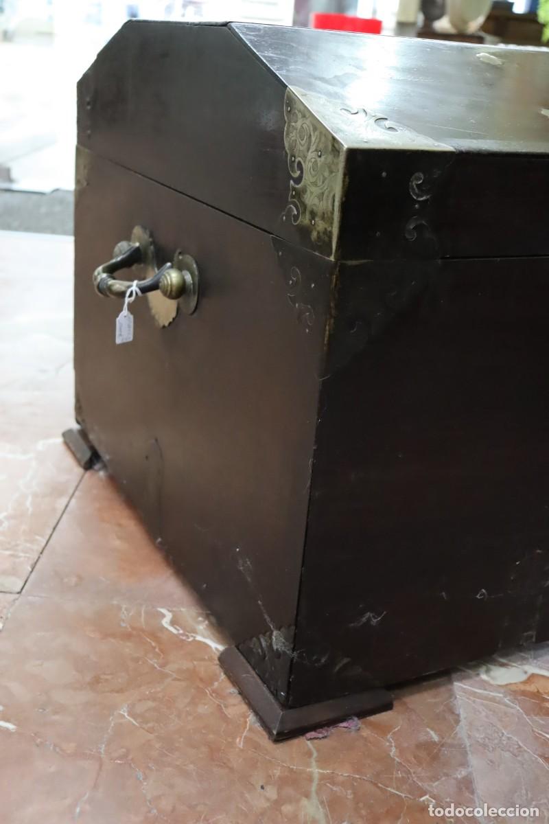 Antig&uuml;edades: Arc&oacute;n de madera ebonizada con herrajes y cantoneras de plata - Foto 12