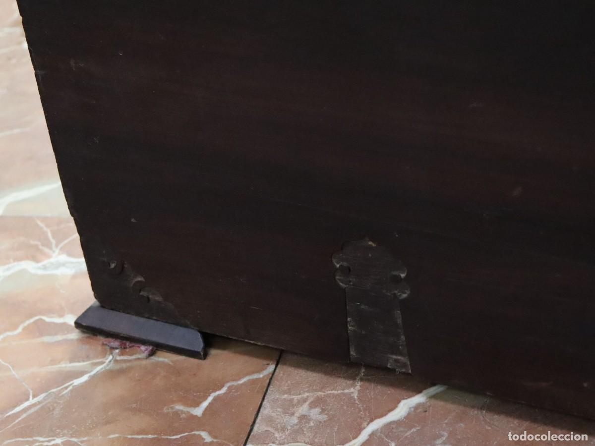 Antig&uuml;edades: Arc&oacute;n de madera ebonizada con herrajes y cantoneras de plata - Foto 13
