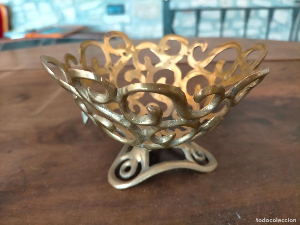 Antig&uuml;edades: Antiguo centro de mesa de lat&oacute;n con decoraciones de marca - Foto 3