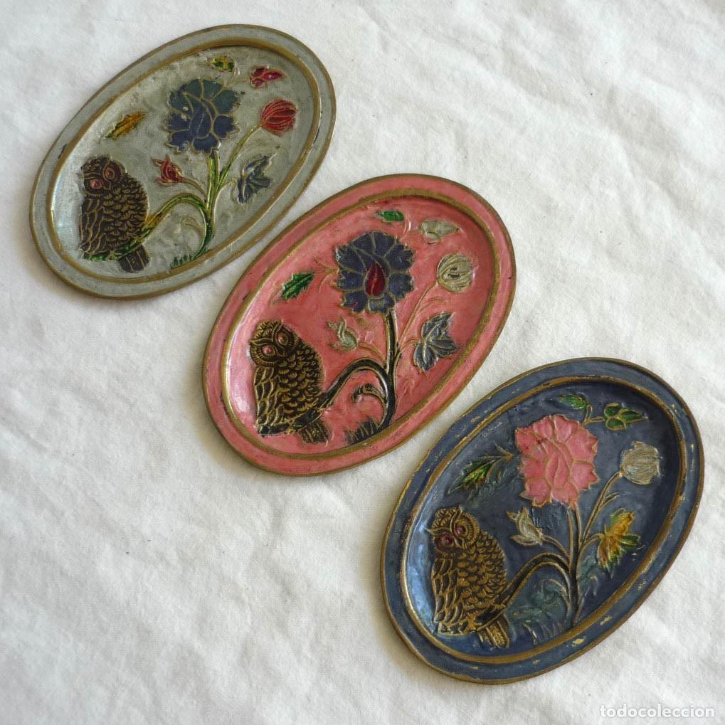 Antig&uuml;edades: 3 bandejas de bronce esmaltadas buhos - Foto 1