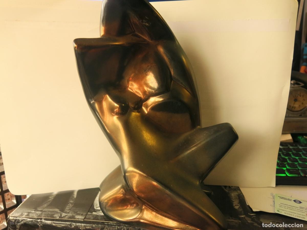 Antiques: FIGURA CERAMICA DORADA 26 CMS