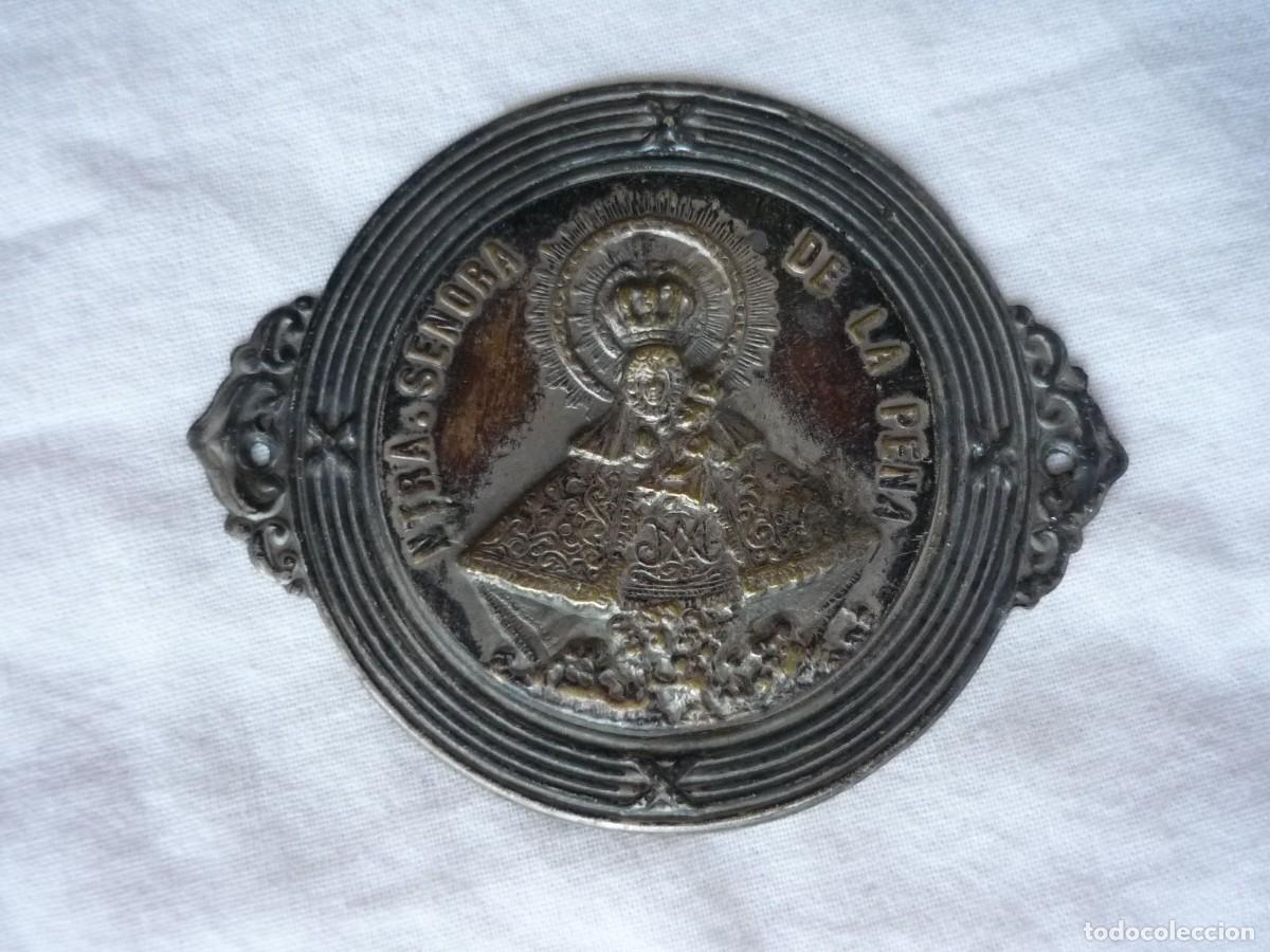 Antig&uuml;edades: Placa de lat&oacute;n ba&ntilde;ado Nuestra Se&ntilde;ora de la Pe&ntilde;a - Foto 2