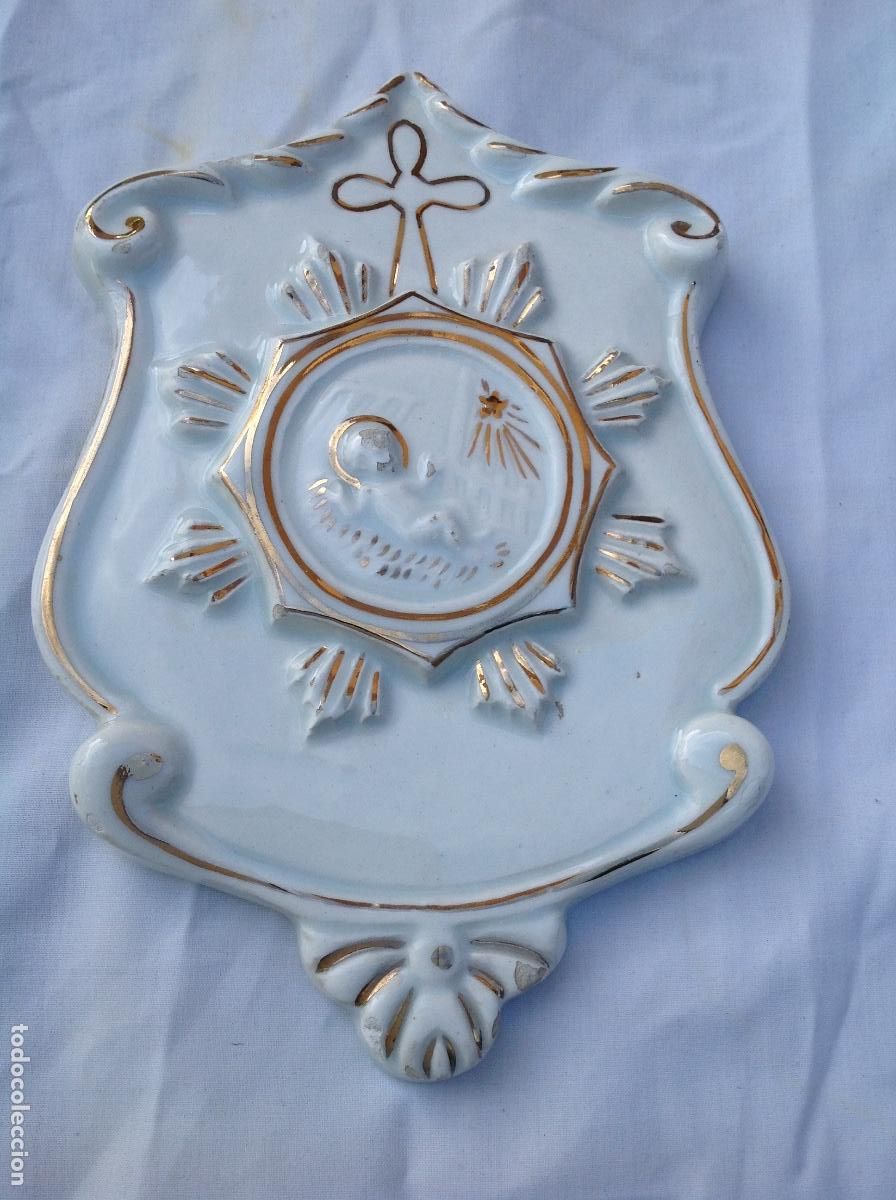 Antig&uuml;edades: Placa devocional de loza blanca con relieves dorados - Foto 1