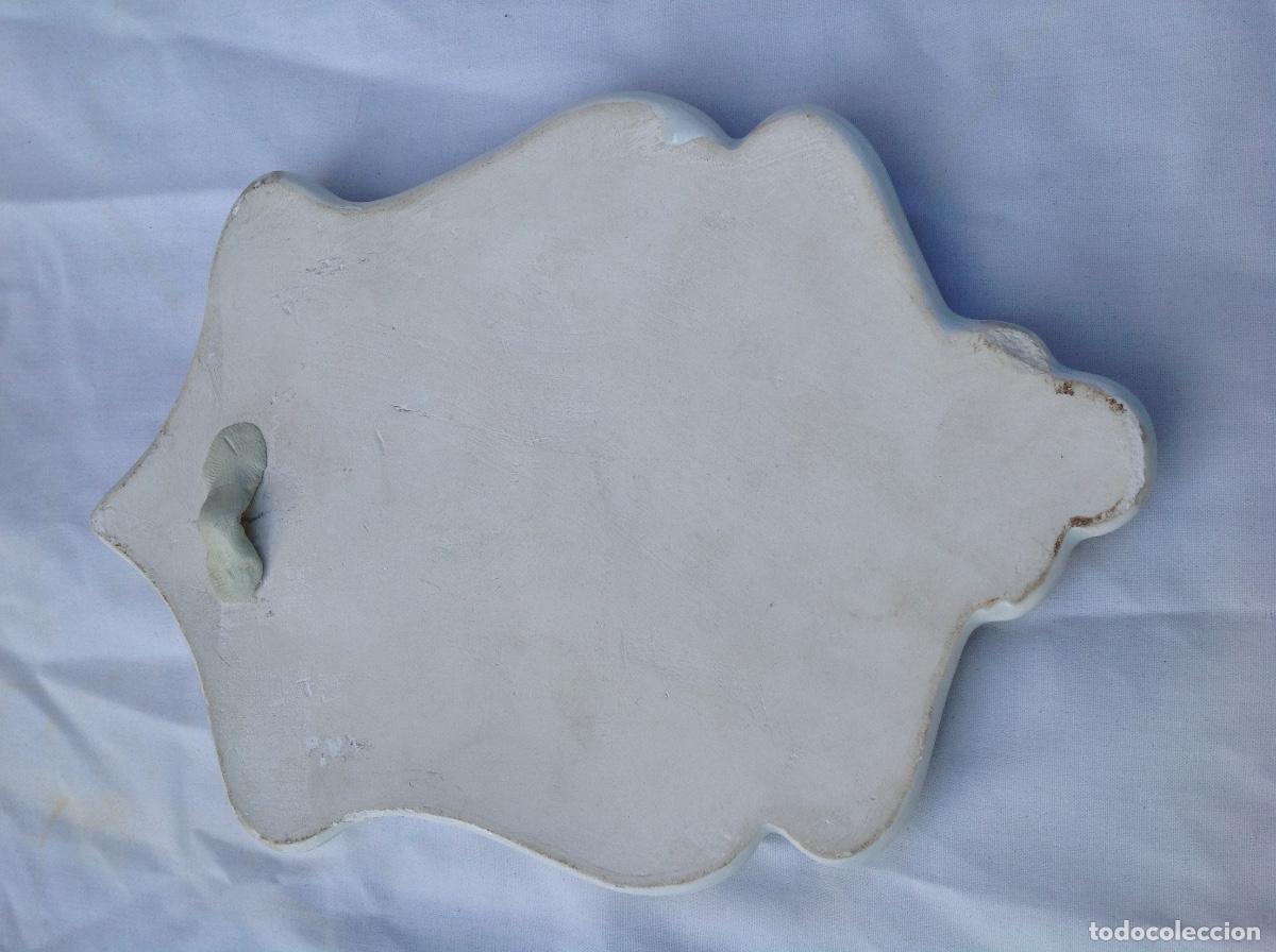 Antig&uuml;edades: Placa devocional de loza blanca con relieves dorados - Foto 2