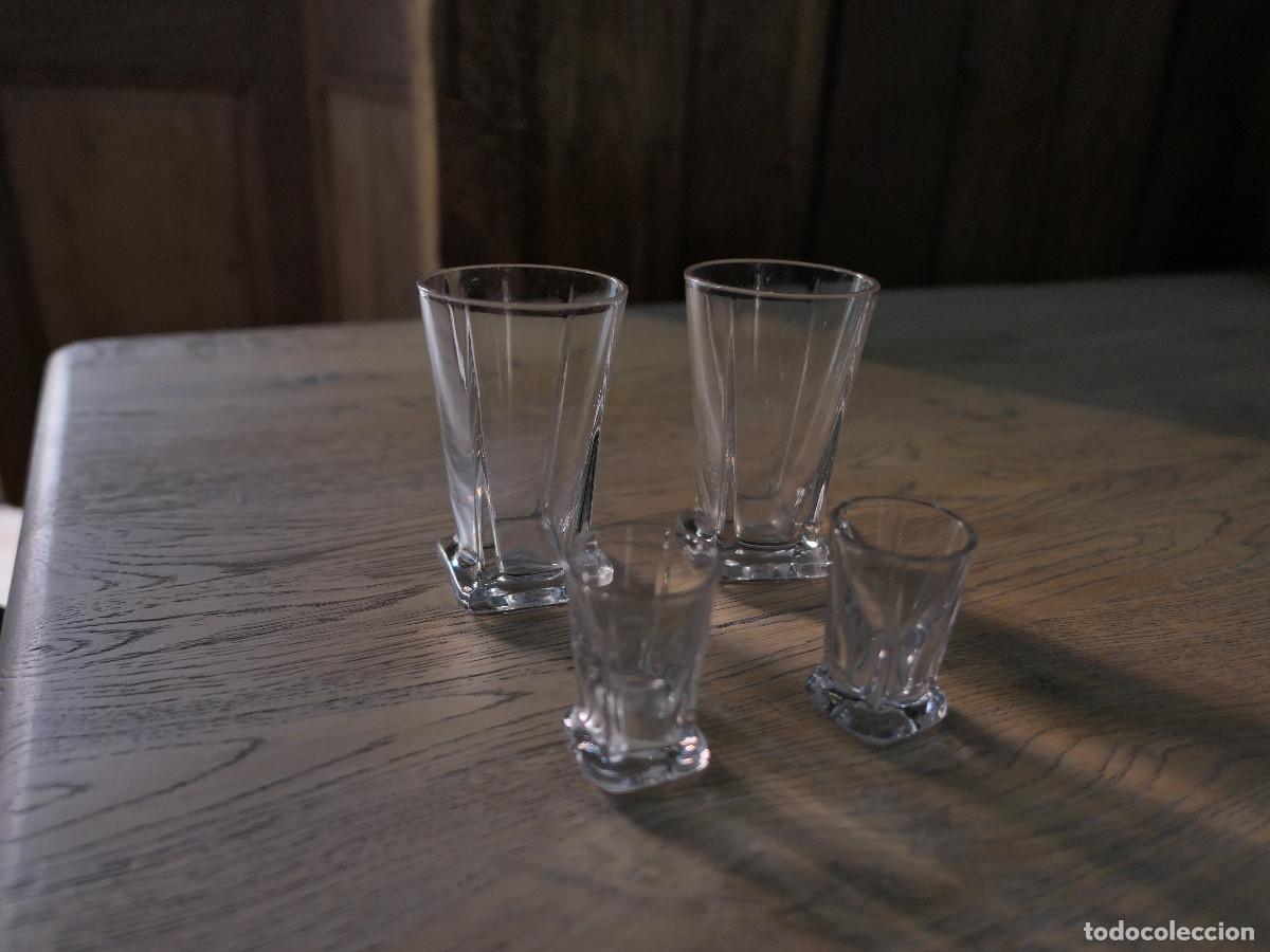 Antig&uuml;edades: Conjunto de antiguos vasos de licor - Foto 1