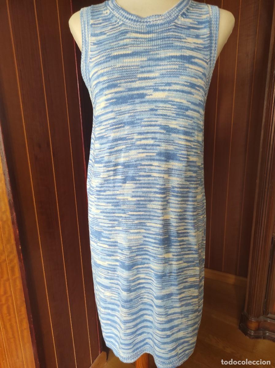 Antig&uuml;edades: BONITO VESTIDO DE PUNTO CELESTE Y BLANCO. - Foto 1