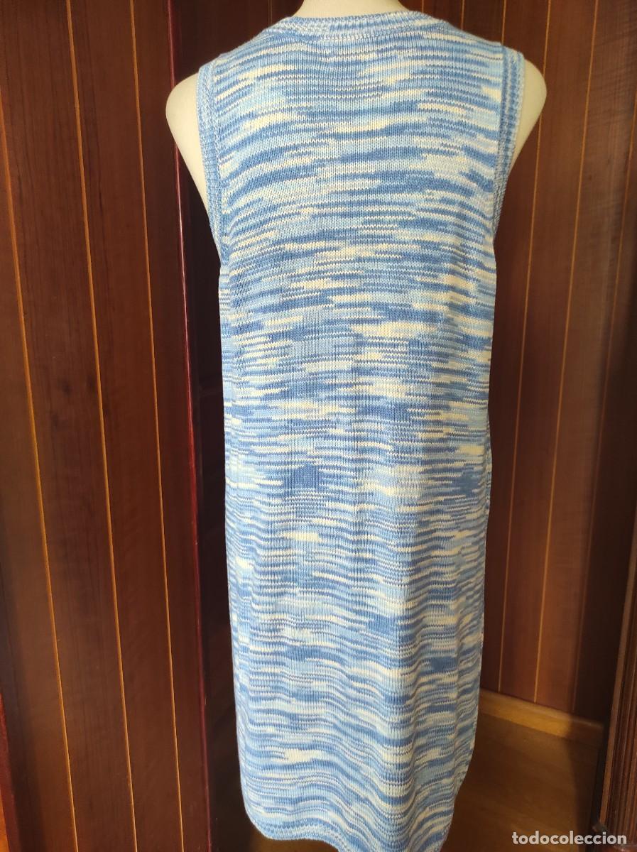 Antig&uuml;edades: BONITO VESTIDO DE PUNTO CELESTE Y BLANCO. - Foto 4