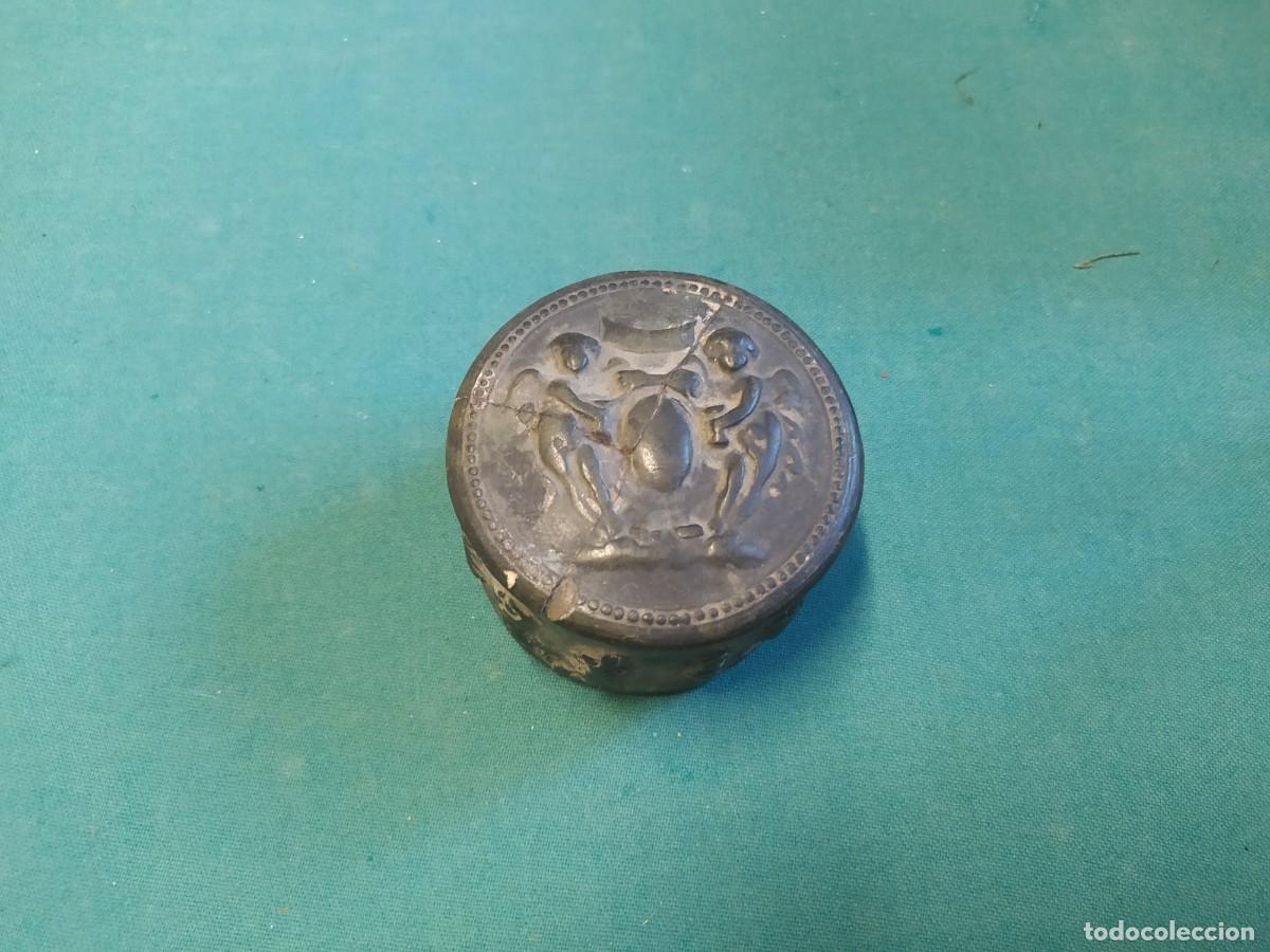 Antig&uuml;edades: Cajita ovalada adornada - Foto 1