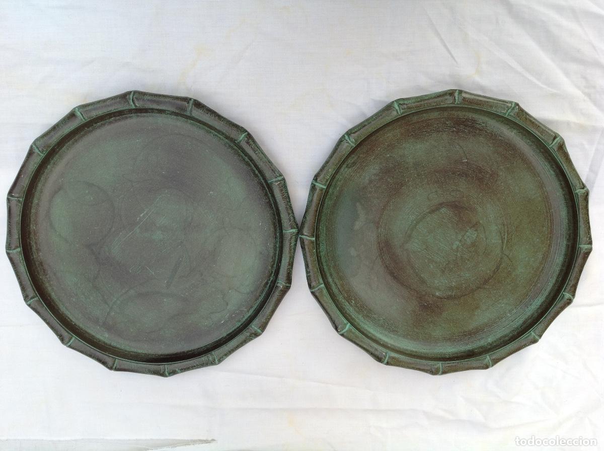Antig&uuml;edades: 2 platos de bronce patinado en verde con borde simulando bamb&uacute; - Foto 1