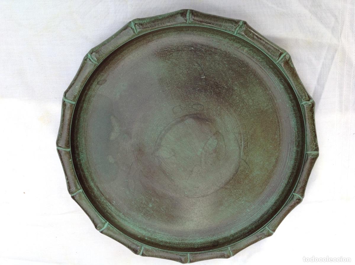 Antig&uuml;edades: 2 platos de bronce patinado en verde con borde simulando bamb&uacute; - Foto 2