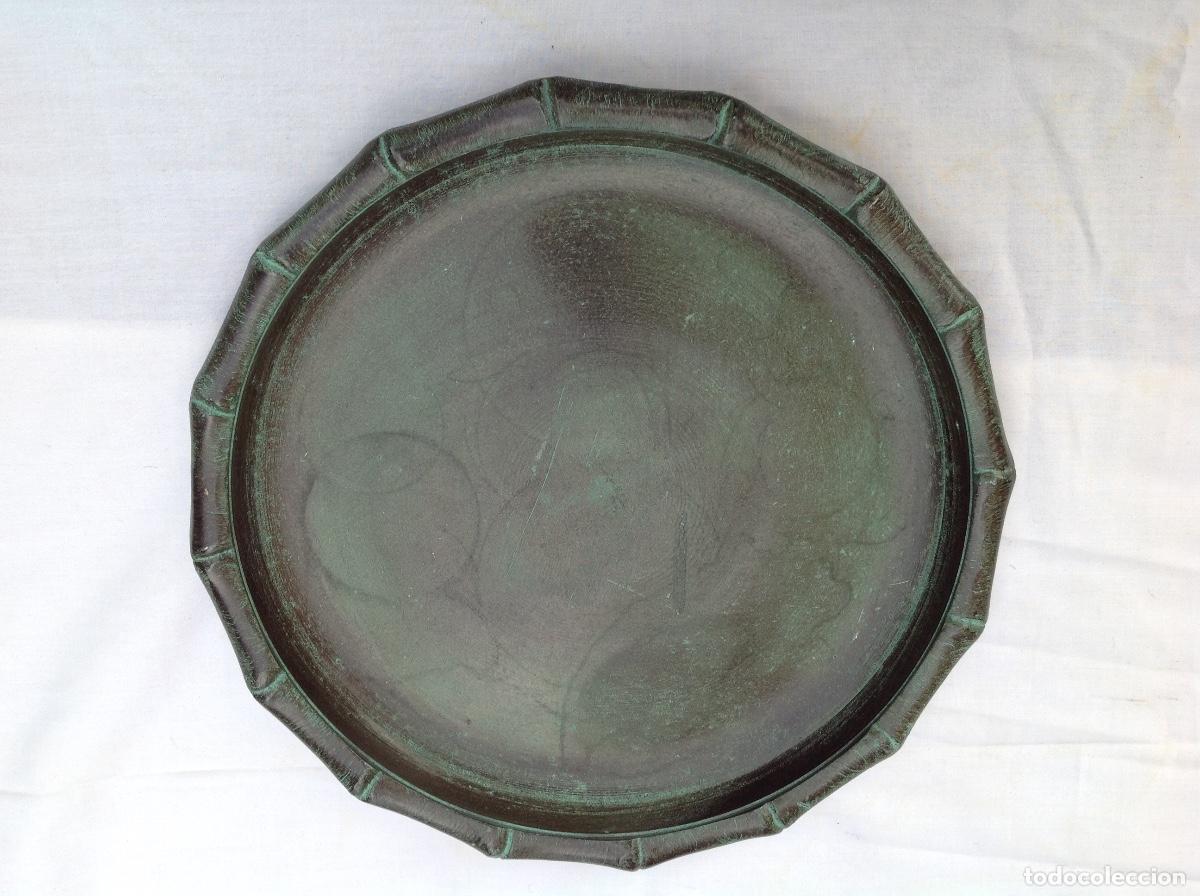 Antig&uuml;edades: 2 platos de bronce patinado en verde con borde simulando bamb&uacute; - Foto 3