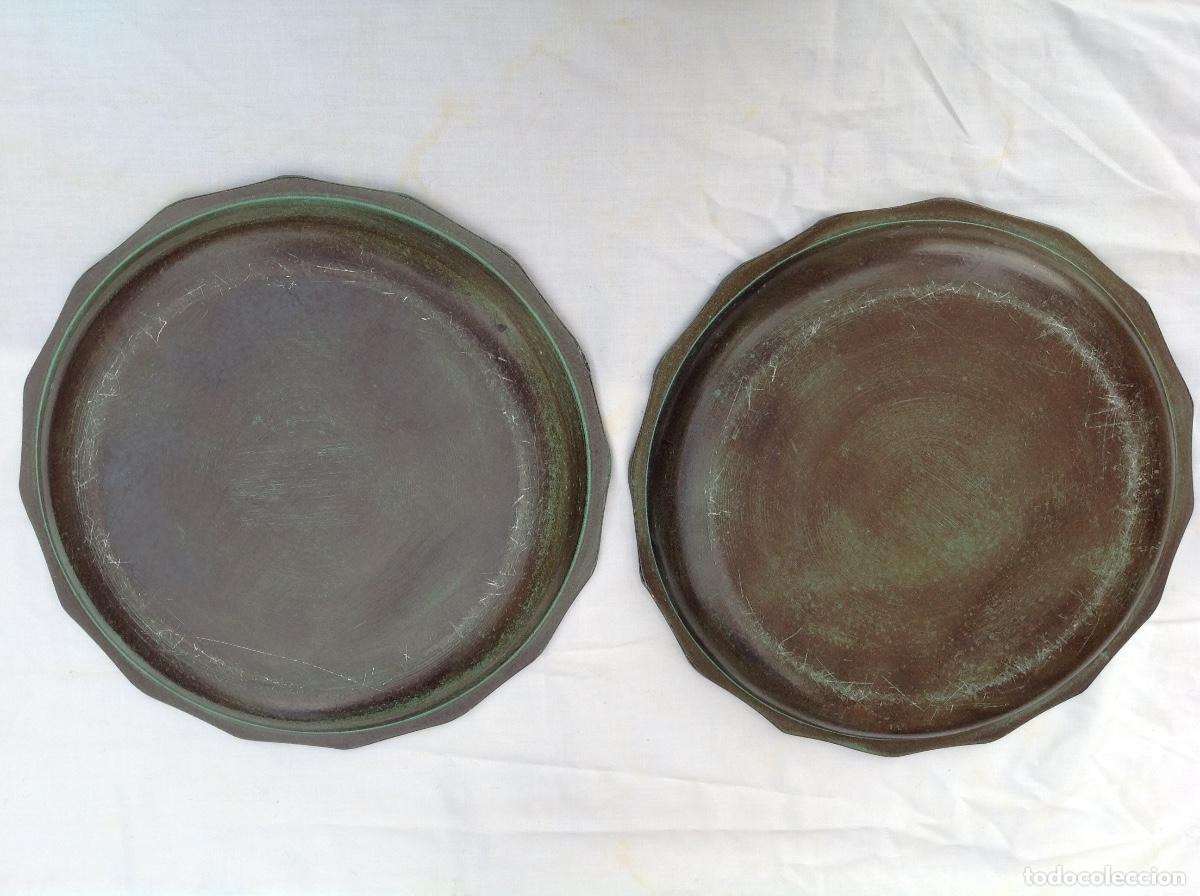 Antig&uuml;edades: 2 platos de bronce patinado en verde con borde simulando bamb&uacute; - Foto 4