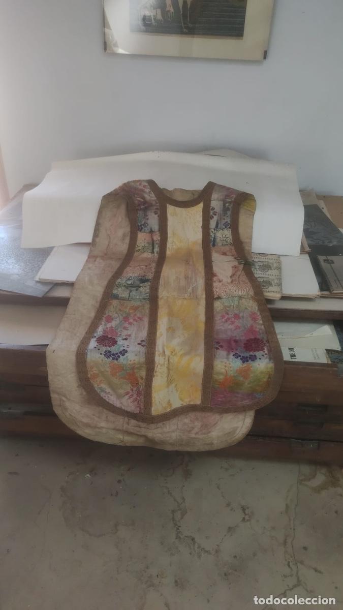 Antig&uuml;edades: Se vende casulla en mal estado - Foto 1