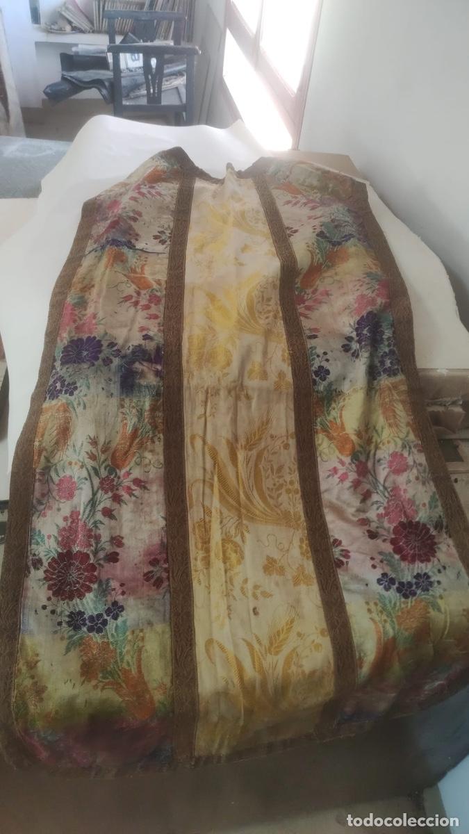 Antig&uuml;edades: Se vende casulla en mal estado - Foto 2