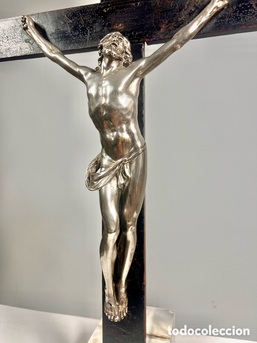 Antig&uuml;edades: Crucifijo de Bronce plateado. S.XVIII - Foto 1