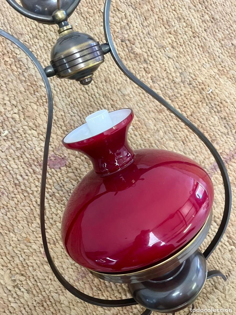 Antig&uuml;edades: Elegante l&aacute;mpara con tulipa burdeos y quinque - Foto 3