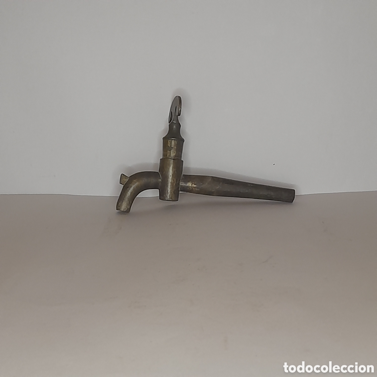 Antig&uuml;edades: Antigua espitas de laton. - Foto 2