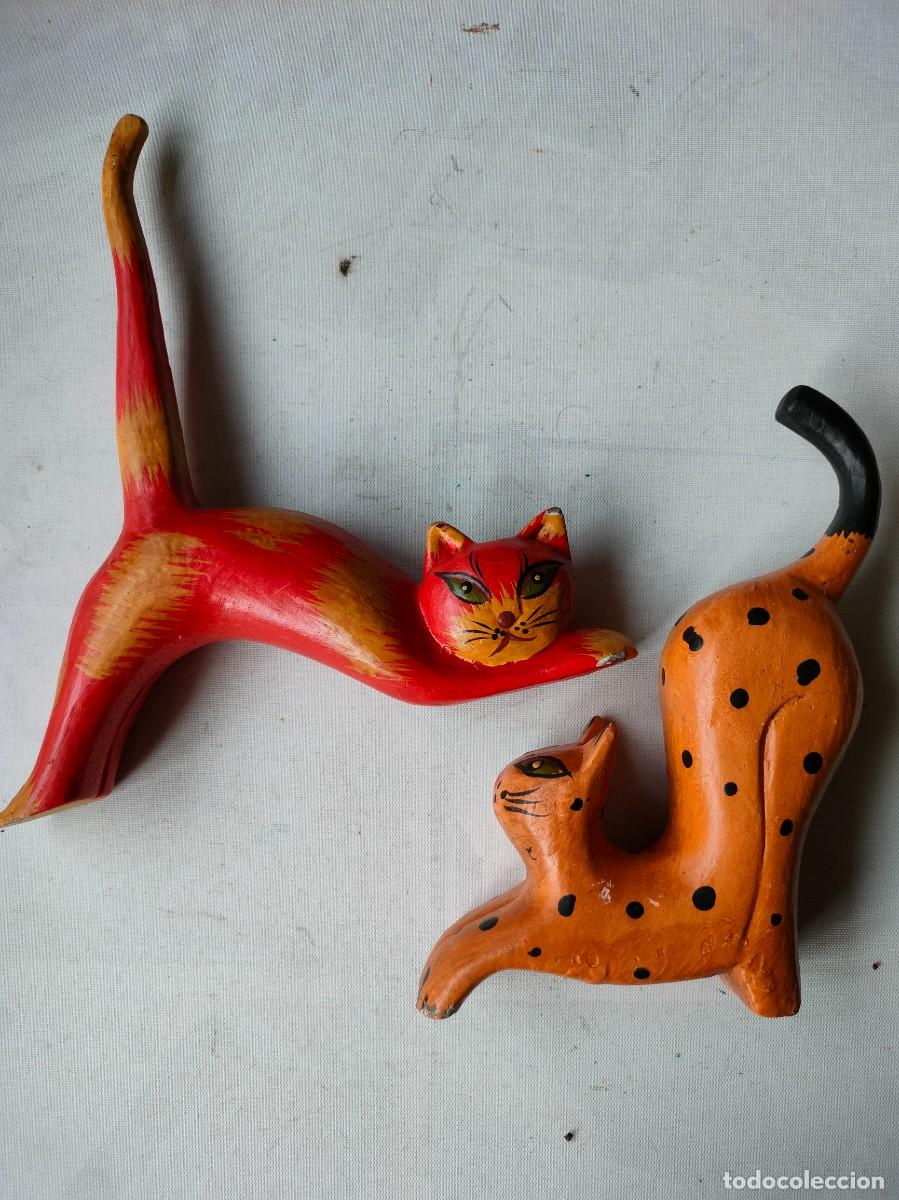 Antig&uuml;edades: 2 PEQUE&Ntilde;OS GATITOS DE MADERA PINTADOS. - Foto 1