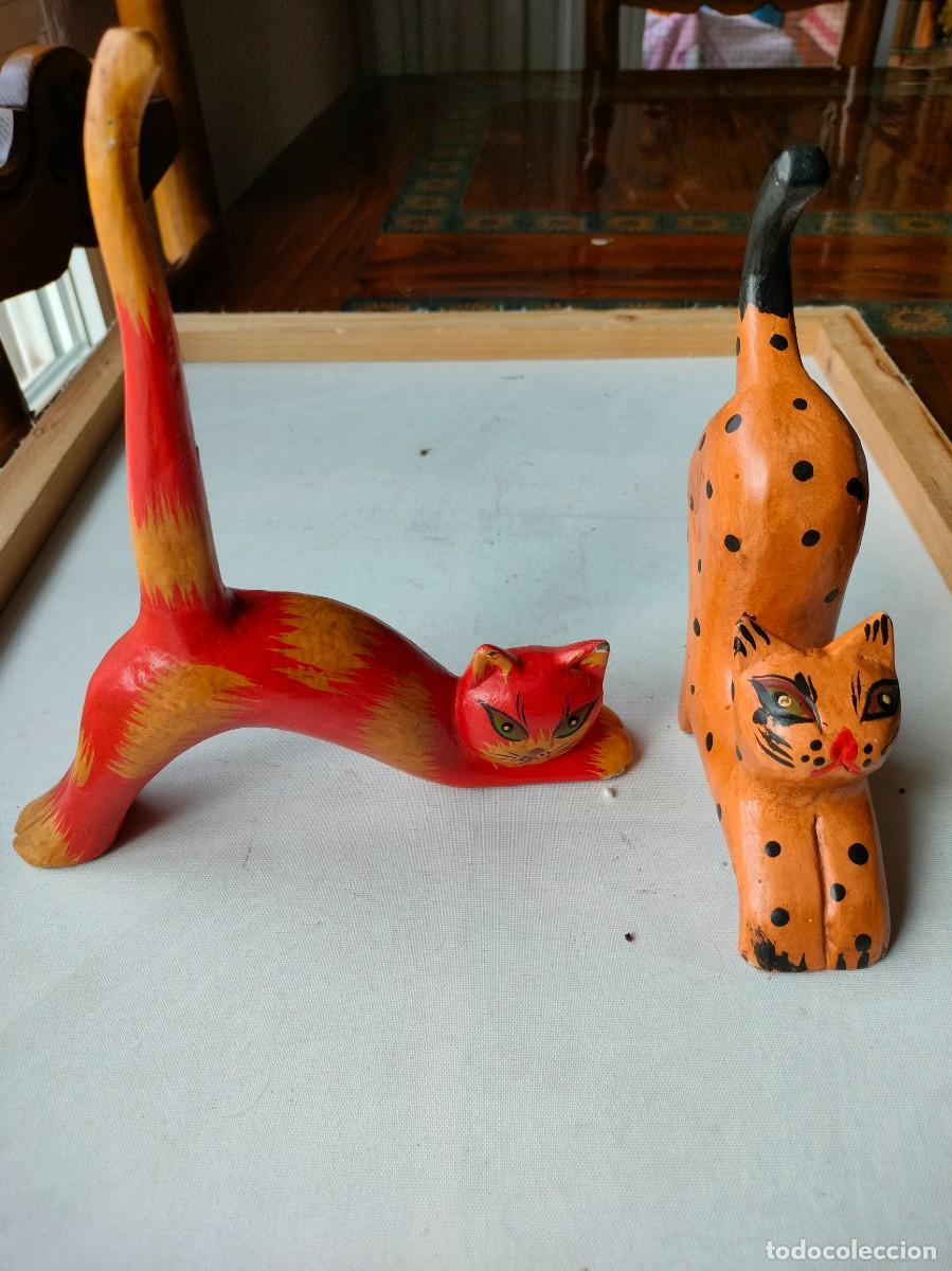 Antig&uuml;edades: 2 PEQUE&Ntilde;OS GATITOS DE MADERA PINTADOS. - Foto 2