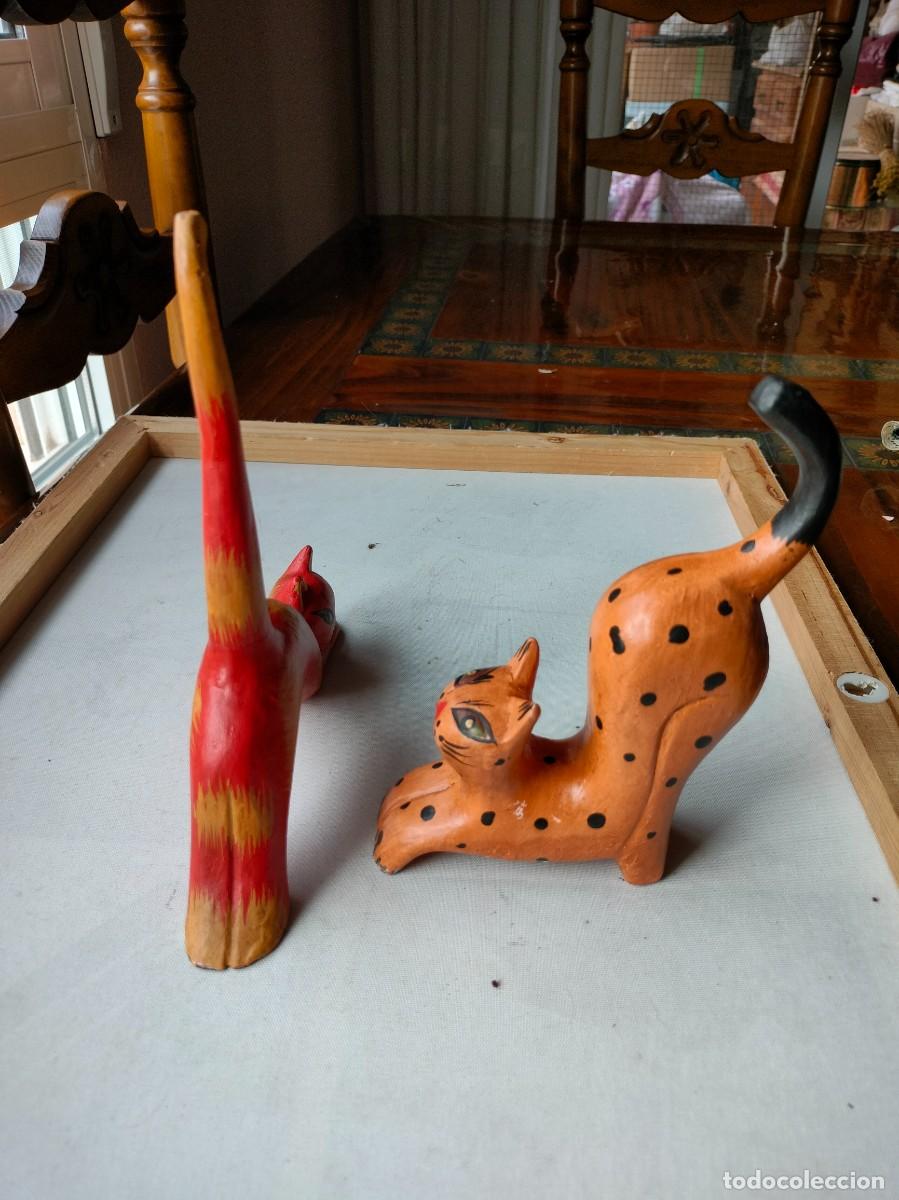 Antig&uuml;edades: 2 PEQUE&Ntilde;OS GATITOS DE MADERA PINTADOS. - Foto 4