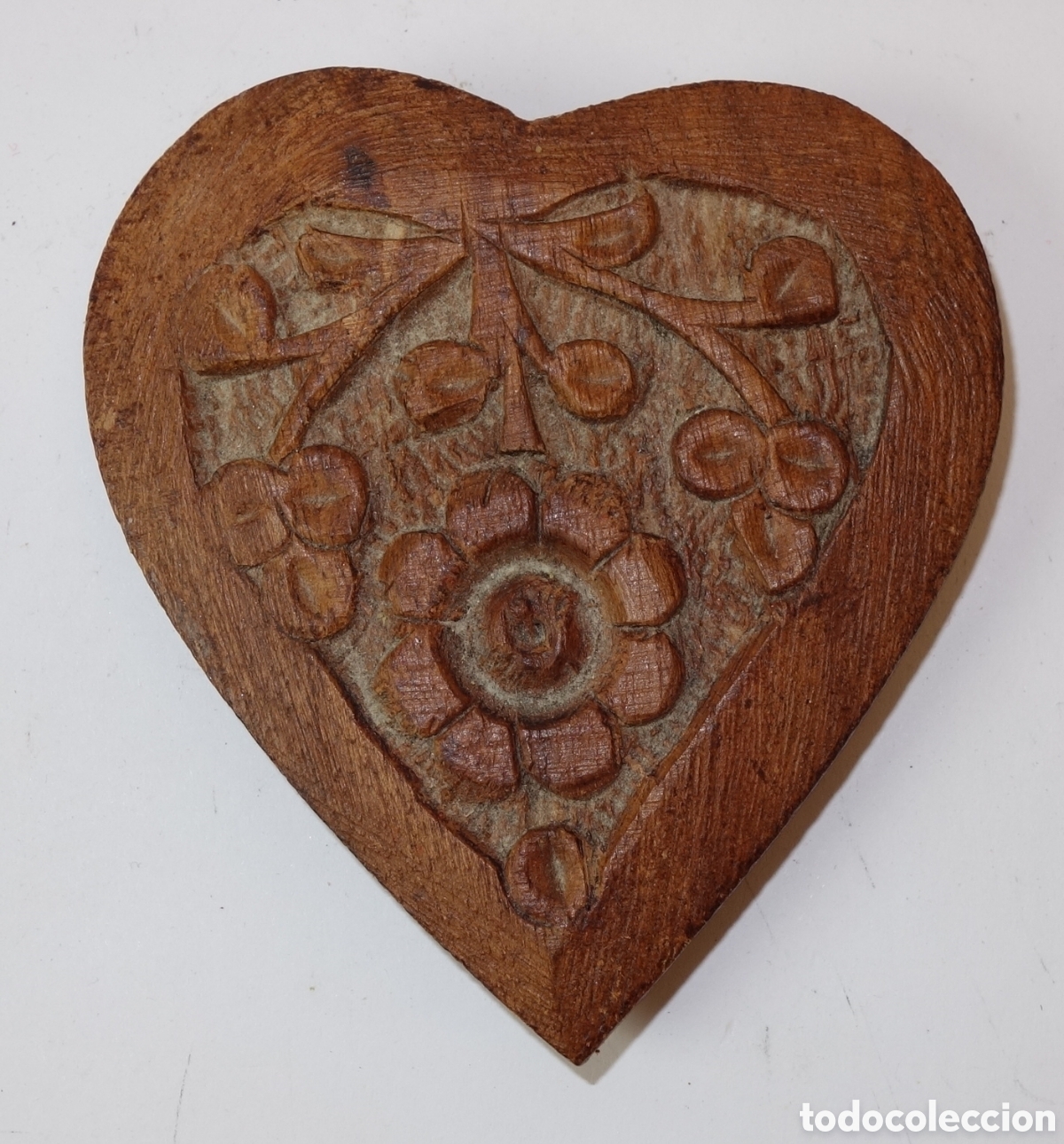 Antig&uuml;edades: Caja de madera tropical tallada en forma de coraz&oacute;n - Foto 1