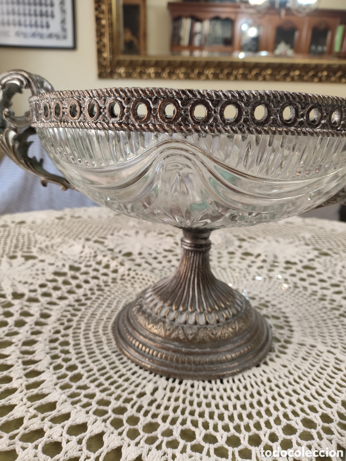 Antig&uuml;edades: Centro de mesa de cristal tallado y bronce - Foto 3
