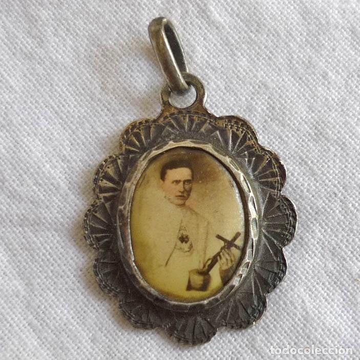 Antig&uuml;edades: Medalla de plata Padre Damian - Foto 2
