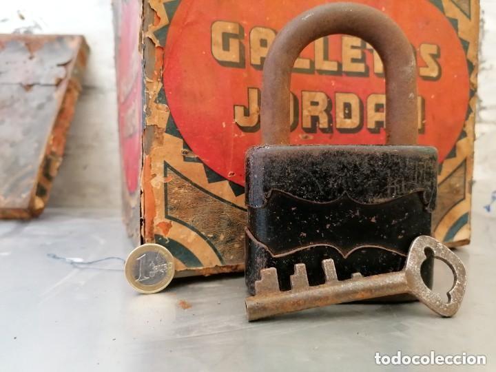 Antig&uuml;edades: candado antiguo grande con su llave