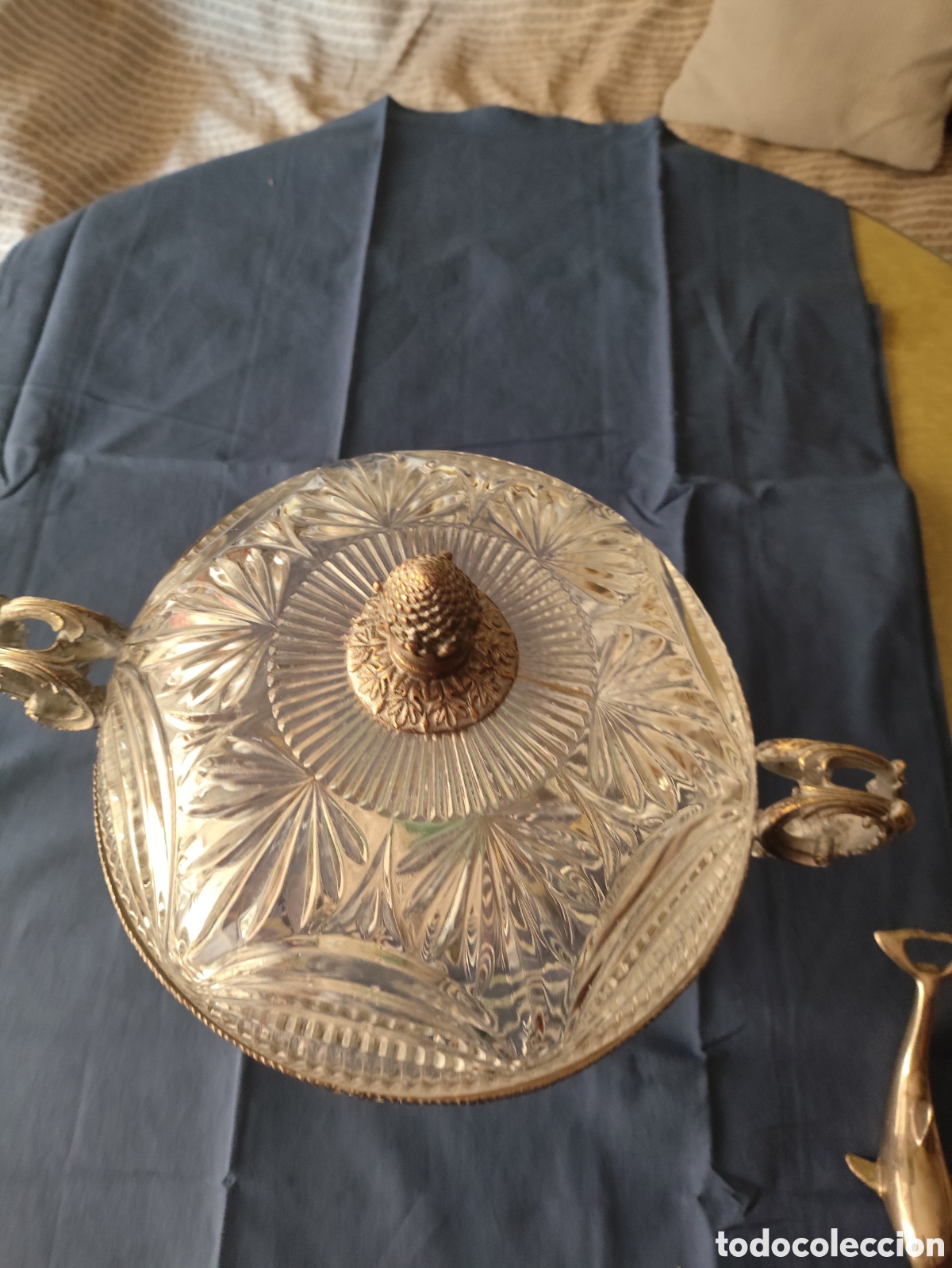 Antig&uuml;edades: Centro de mesa de cristal tallado y bronce - Foto 11