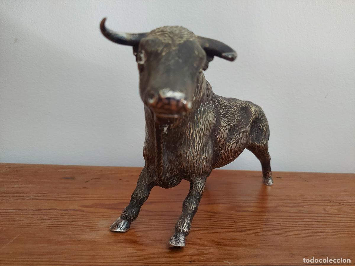 Antig&uuml;edades: Antiguo toro de alpaca plateado - Foto 2