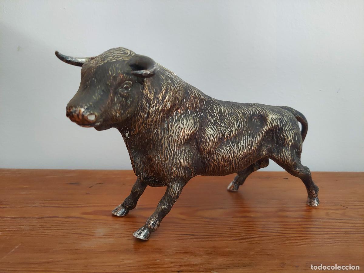 Antig&uuml;edades: Antiguo toro de alpaca plateado - Foto 1