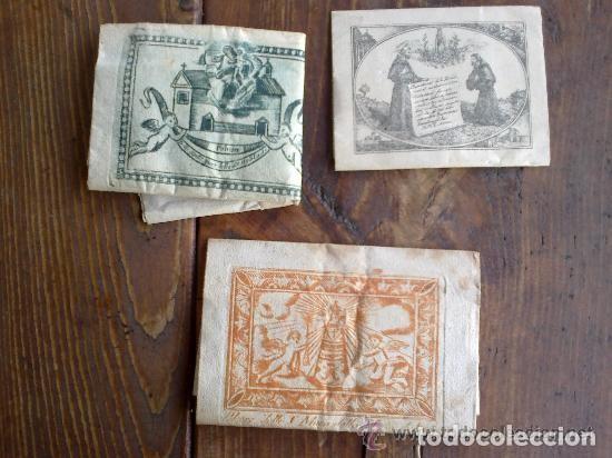 Antig&uuml;edades: cenizas o restos de santos o algo de eso pone detras de uno de los sobres.