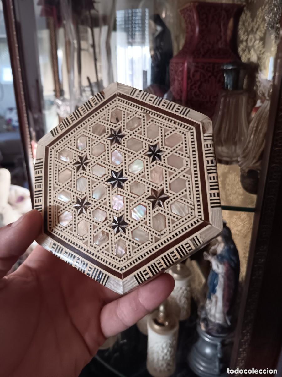 Antig&uuml;edades: Caja nacarada buen estado - Foto 1
