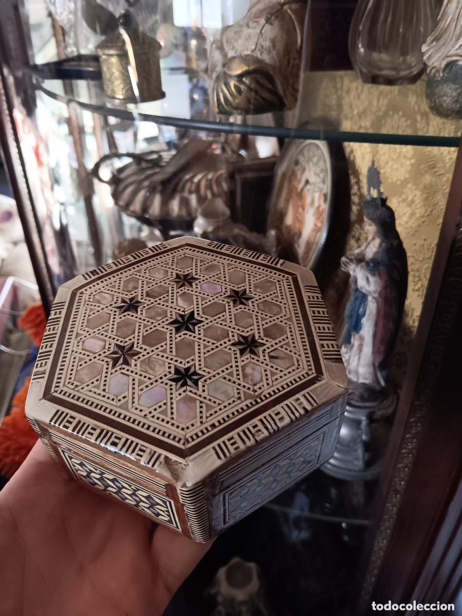 Antig&uuml;edades: Caja nacarada buen estado - Foto 5