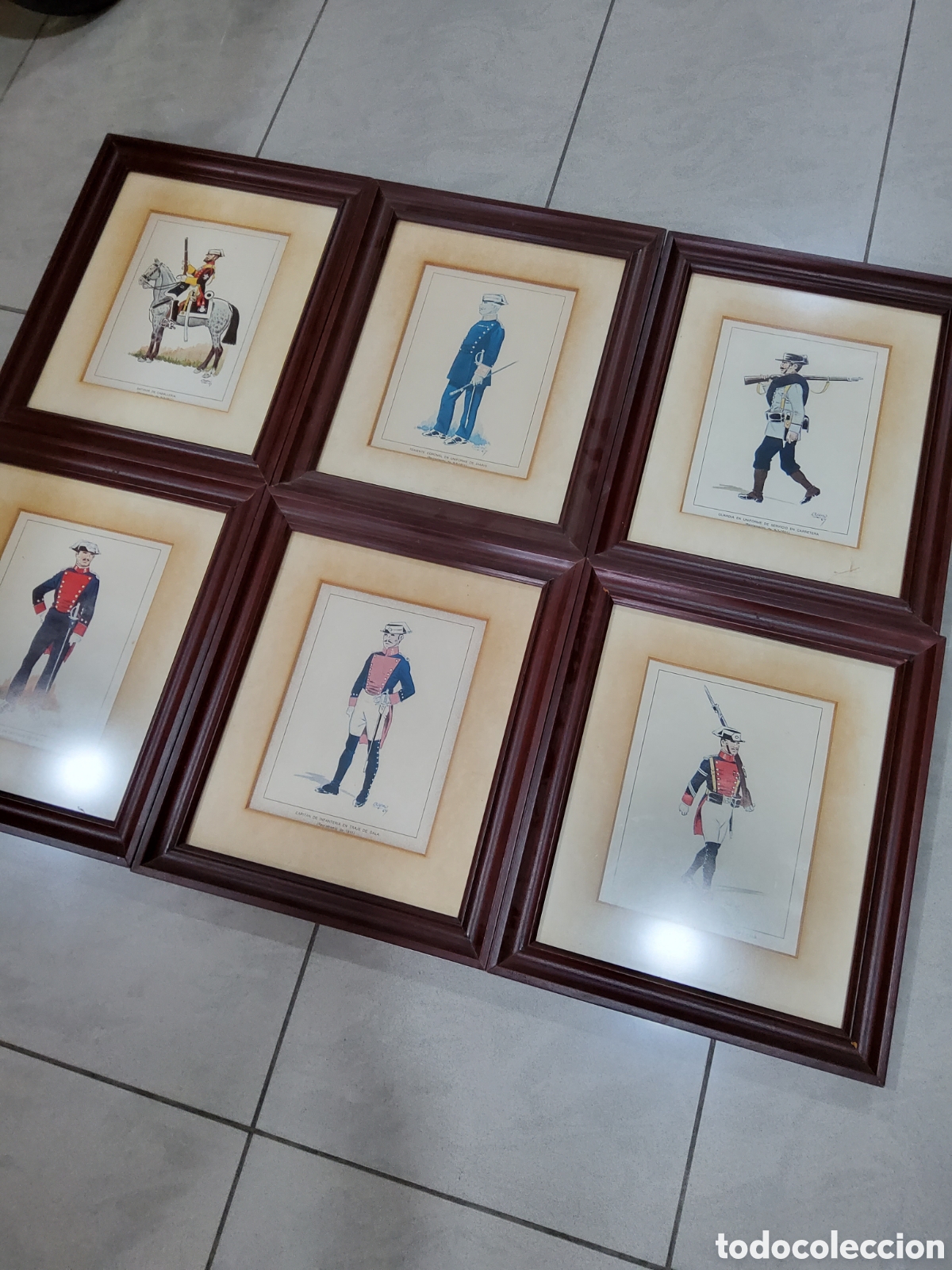 Antig&uuml;edades: Cuadros con laminas de uniformes - Foto 3