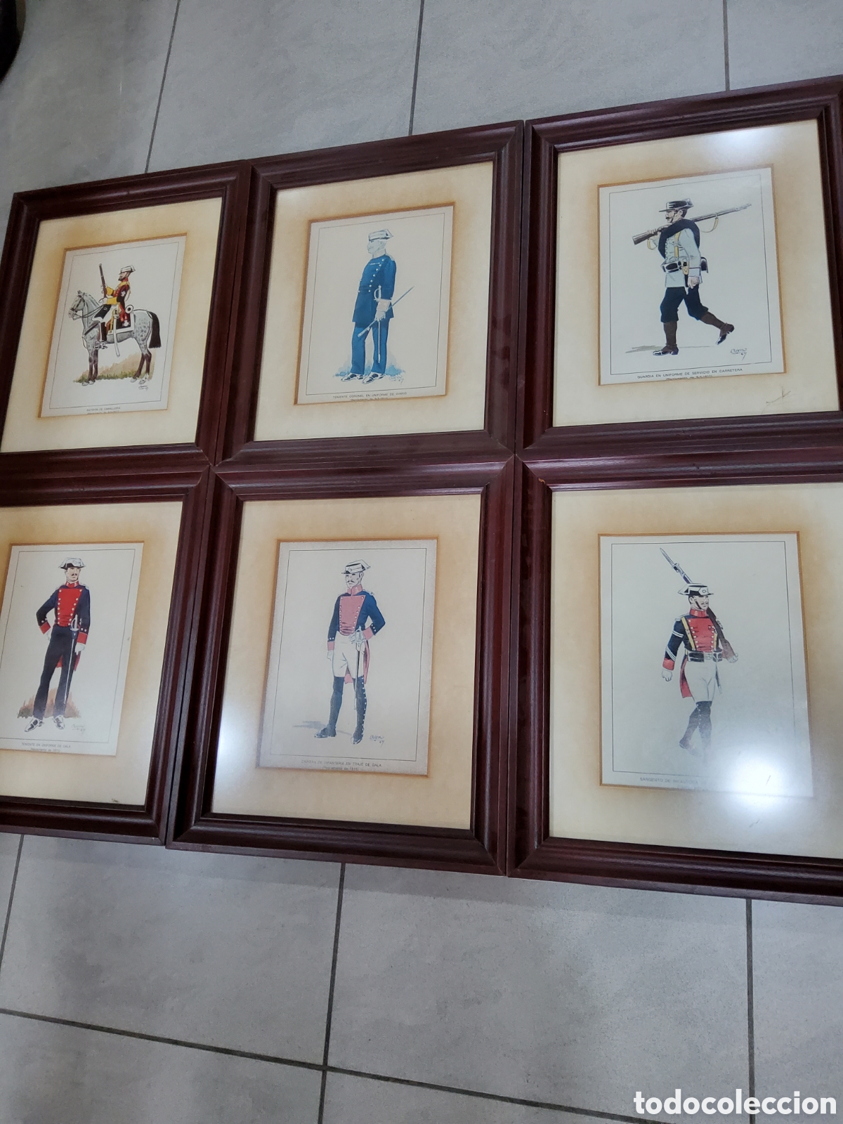 Antig&uuml;edades: Cuadros con laminas de uniformes - Foto 4