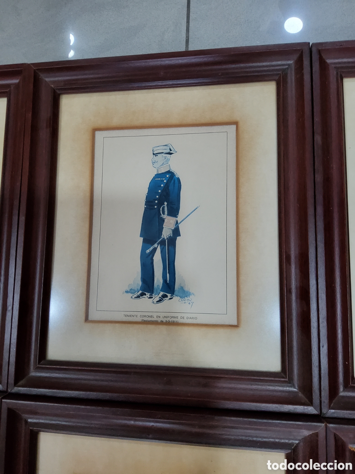 Antig&uuml;edades: Cuadros con laminas de uniformes - Foto 5