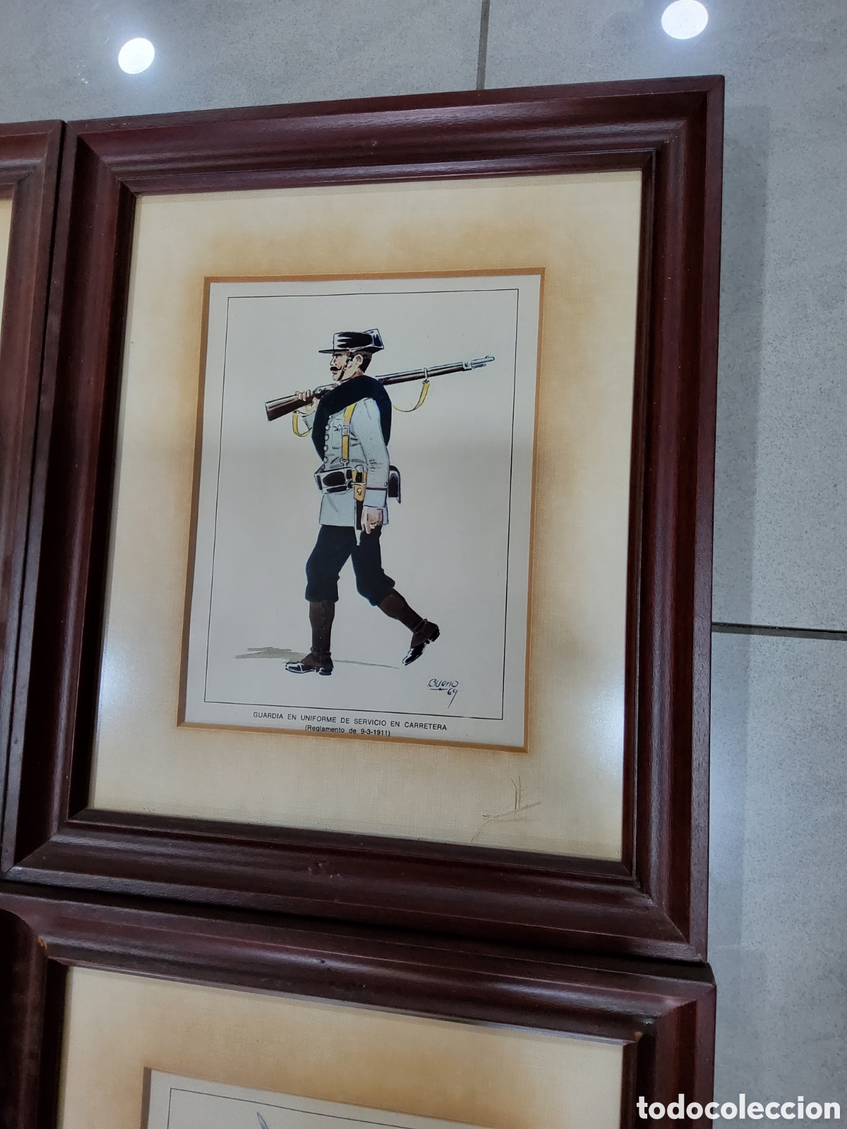 Antig&uuml;edades: Cuadros con laminas de uniformes - Foto 6