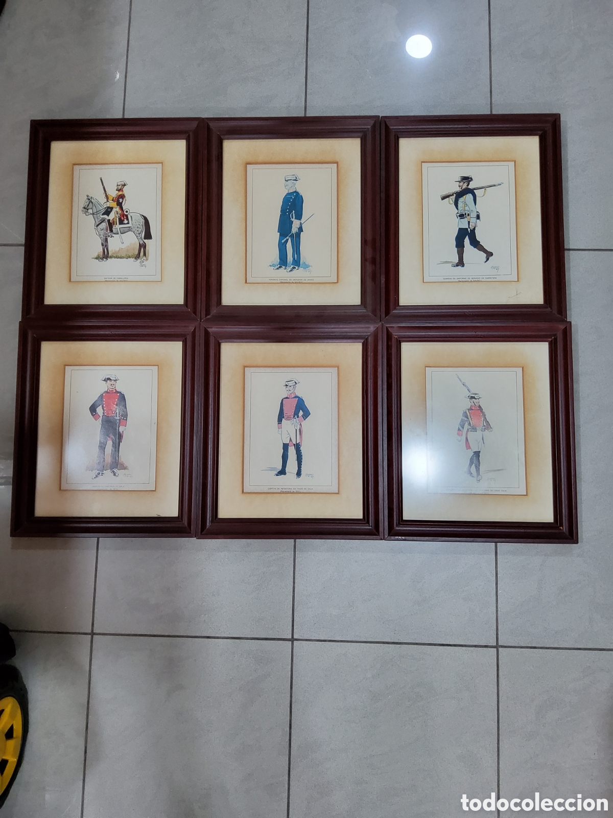 Antig&uuml;edades: Cuadros con laminas de uniformes - Foto 1