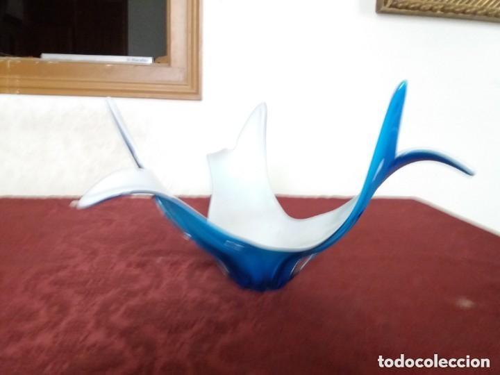 Antig&uuml;edades: centro de mesa antiguo, cristal soplado azul, precioso, atiendo dudas