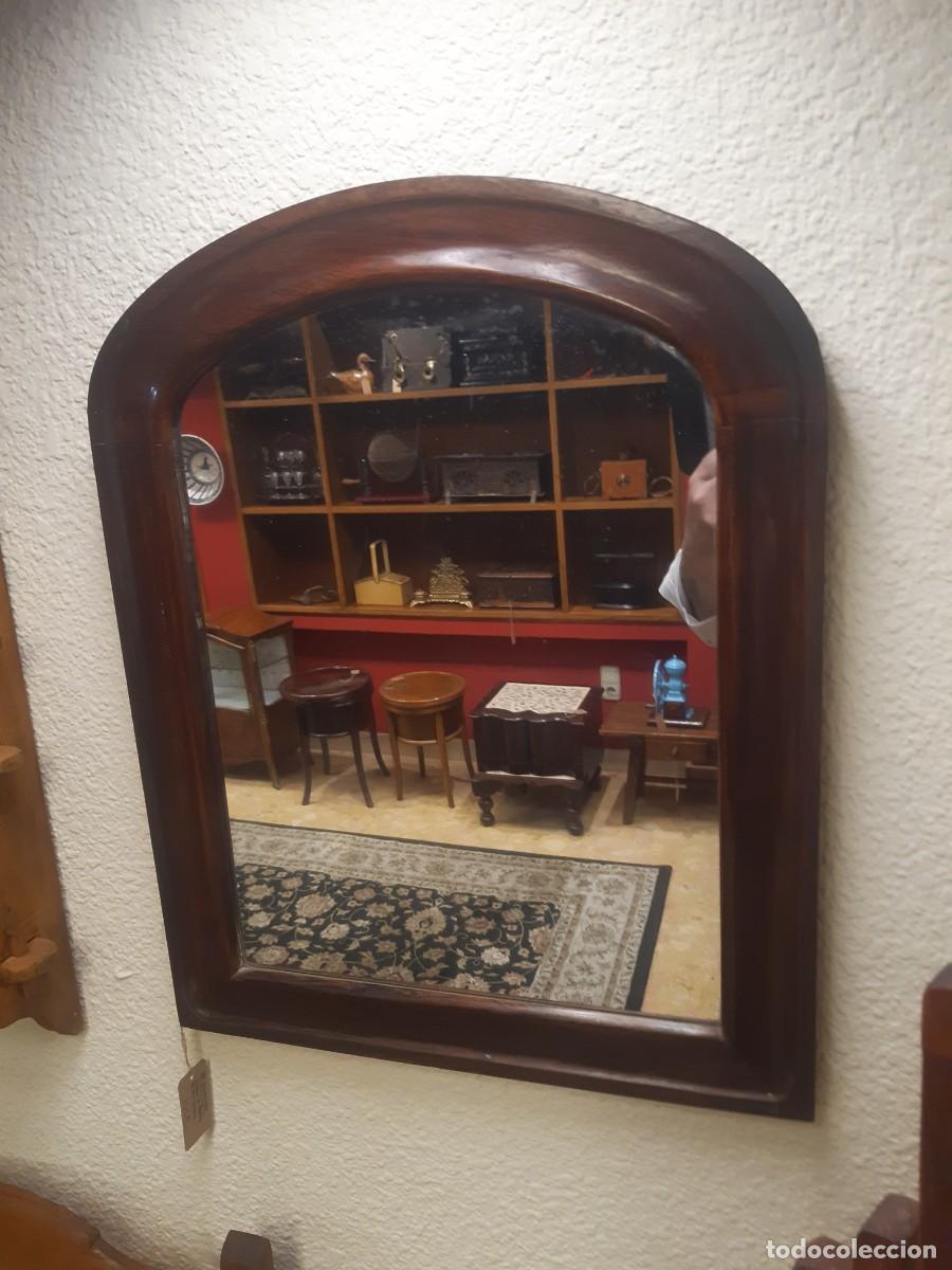 Antig&uuml;edades: ESPEJO CON MARCO DE MADERA DE PALISANDRO. - Foto 1