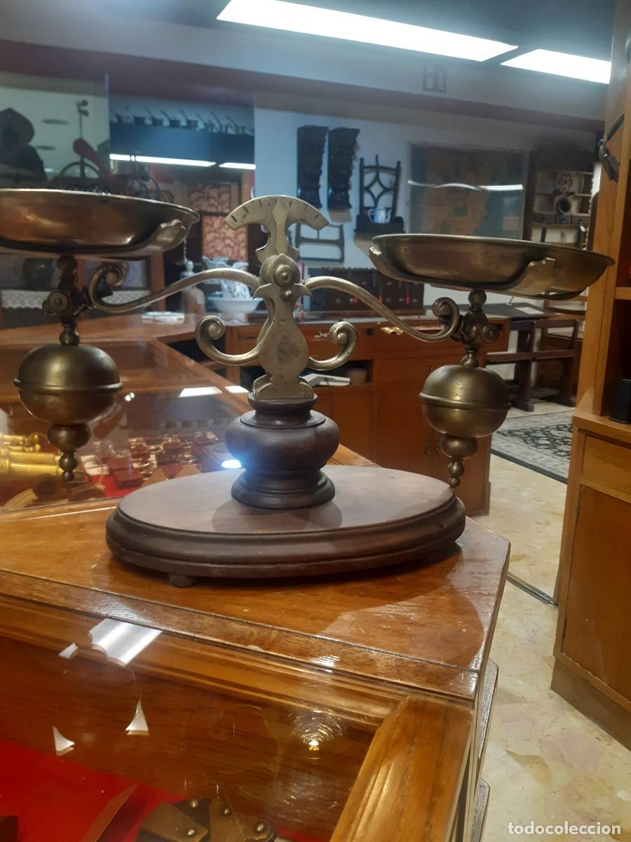 Antig&uuml;edades: BALANZA MUY ORIGINAL CON PESAS - Foto 1