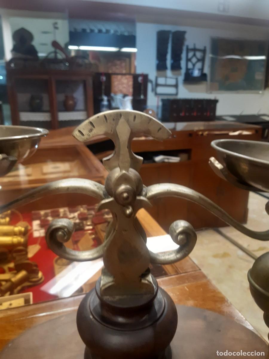 Antig&uuml;edades: BALANZA MUY ORIGINAL CON PESAS - Foto 2
