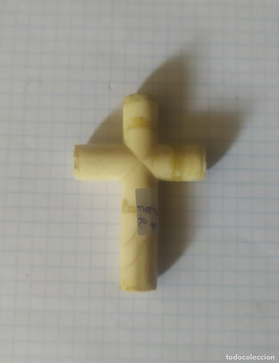 Antig&uuml;edades: Crucifijo 5cm, desconozco material - Foto 2