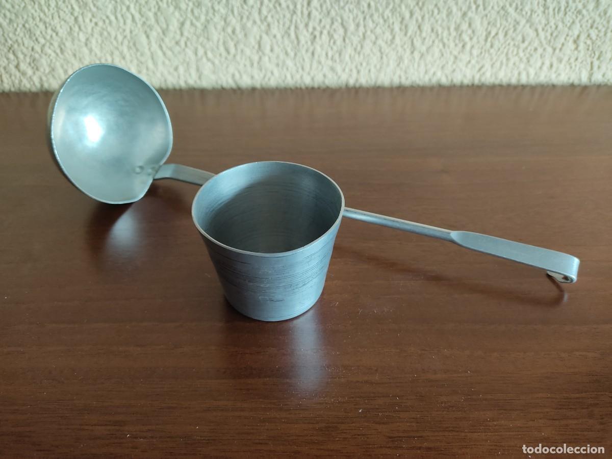 Antig&uuml;edades: Antiguo cuchar&oacute;n y vaso de aluminio - Foto 1