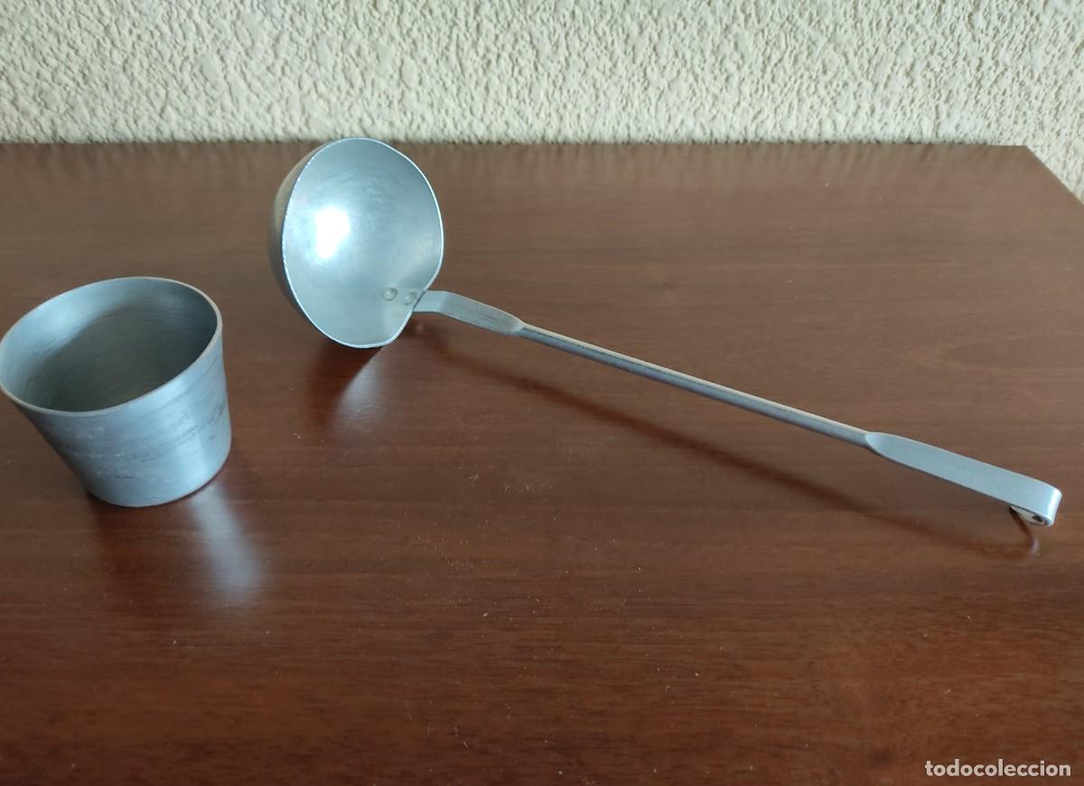 Antig&uuml;edades: Antiguo cuchar&oacute;n y vaso de aluminio - Foto 2