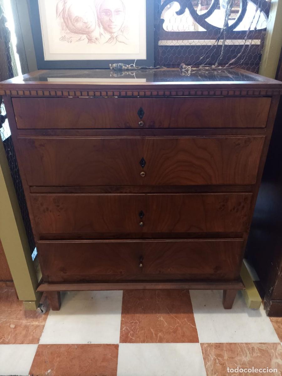 Antig&uuml;edades: C&oacute;moda con expositor en caj&oacute;n superior - Foto 1