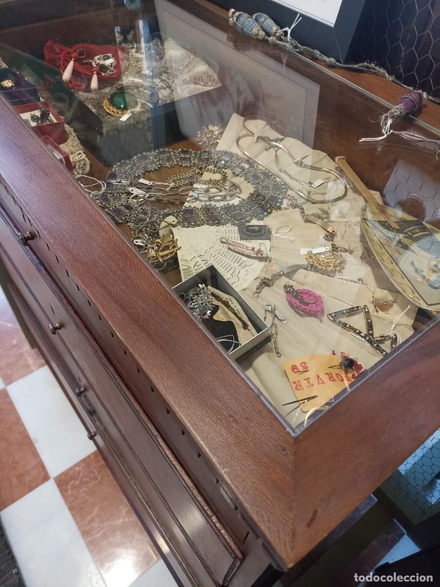 Antig&uuml;edades: C&oacute;moda con expositor en caj&oacute;n superior - Foto 2